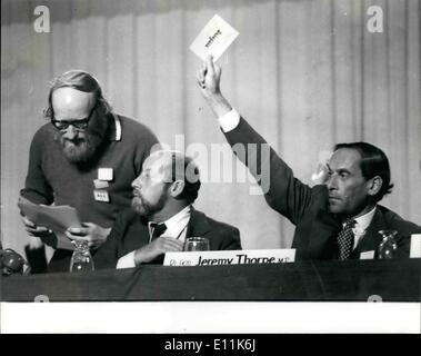 Sett. 09, 1978 - Jeremy Thorpe al Partito Liberale conferenza: il sig. Jeremy Thorpe, ex leader liberale, è stato dato un misto di accoglienza dai delegati come egli ha attraversato ieri con la sua auto-imposti calvario di apparire al suo partito della conferenza annuale a Sothport. Alcuni dei delegati hanno applaudito ma circa 300 altri hanno camminato fuori. Signor Thorpe è rivolto accuse di cospirazione e di istigazione ad uccidere ex modello maschile Norman Scott. La foto mostra il sig. Thorpe visto il sollevamento del suo delegato scheda quando ha frequentato la parte liberale Conference a Southport ieri. Foto Stock