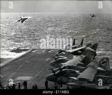 06 giugno 1978 - la nave da guerra più grande del mondo USS Nimitz arriva a Portsmouth: La nave da guerra più grande del mondo, la portaerei a propulsione nucleare USS Nimitz, 95,000 tonnellate, è arrivata ieri a Portsmouth per una visita di tre giorni. Trasporta 5,000 equipaggi e 1000 aeromobili il ponte di volo della compagnia copre un'area di 4 1/2 acri e la lunghezza totale è di 1,092 tasse. Foto: Velivoli catapultati dal de della USS Nimitz mentre si avvicinava a Spihead per la visita in Gran Bretagna. Foto Stock