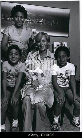 Giugno 06, 1978 - di Pele figlia più giovane è nato lo scorso 8 giugno a New York. Il bambino di nome Jennifer Cholby Nascimento era 2,5 kg e 40cm. Queste sono le sue prime foto di famiglia: (stand) Kelly Cristina (11 anni di Pele figlia); (sat) Denis (di Pele nipote), Rosa (Pele la moglie e il bambino e Edson Jr. (8 anni di Pele figlio), nel loro appartamento di New York. Pele è stato in Argentina per la Coppa del mondo, dal momento della sua nascita. Egli ha appena volato per una breve visita per vedere il bambino e sono tornati a Buenos Aires. Foto Stock