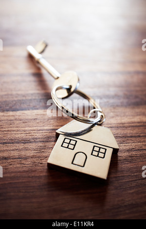 Le chiavi di casa sul moderno in legno scuro tavolo - Nuova casa chiave apertura porta Foto Stock
