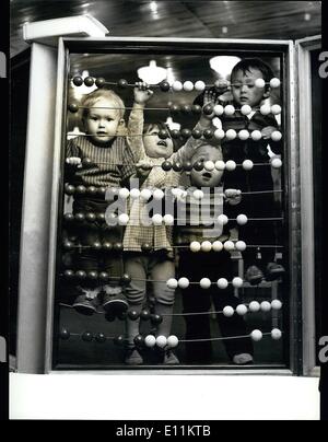 Gen 01, 1979 - International per bambini Anno: Abacus è buono sia per imparare a contare e per divertimento, per imparare a salire da questi due anni di bambini da una crecho nella città di Opole. Foto Stock