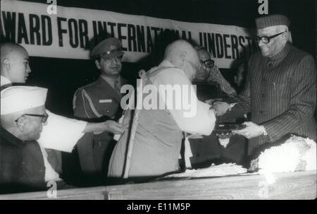 19 gennaio 1979 - il Presidente N. Sanjiya Reddy presenta il premio Jawaharlal Nehru per la comprensione Internazionale per l'anno 1978, al più en. Nichjatsu Fuji del Giappone, in una funzione che si è svolta venerdì all'Auditorium Mavalankar di Nuova Delhi. Foto Stock
