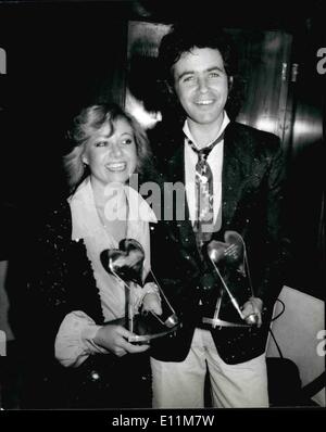 Febbraio 02, 1979 - David Essex e Elaine Paige Top varietà Club personalità. David Essex e Elaine Paige sono stati oggi denominato la varietà Club di Gran Bretagna comune di personalità dello spettacolo del 1978 ad un pranzo presso il Savoy. Hanno condiviso il club di top showbiz onore per le loro prestazioni in smash hit musical della fase, 'Evita'. Mostra fotografica di David Essex e Elaine Paige visto dopo aver ricevuto i premi al Savoy Hotel di oggi. Foto Stock