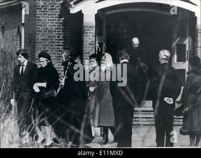 Mar 03, 1979 - i funerali di Sir Richard Sykes; i funerali di Sir Richard Sykes, Ambasciatore Britannico abbattuto la scorsa settimana a l'Aia, Olanda la cremazione ha avuto luogo in una chiesa inglese nei pressi dell'Aia, ieri. Mostra fotografica di Lady Sykes visto che conduce il mouners dalla chiesa dopo la cremazione. Foto Stock