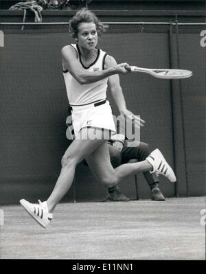 Lug. 07, 1979 - Wimbledon Tennis Sig.ra R.A. Crawley battiti V Wade. La foto mostra la sig.ra Cawley (Aust) visto in azione contro la Gran Bretagna il Virginia Wade sul Centre Court oggi la signora Cawley ha vinto è retta fissa. Foto Stock