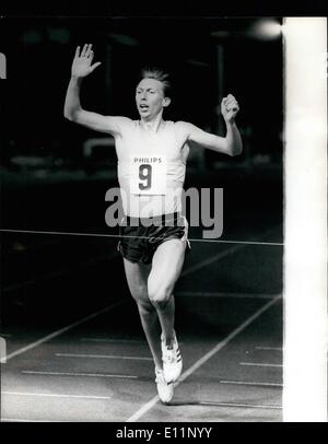 Maggio 05, 1979 - ,ESEGUITO miglio in David Moorcroft vince la ringhiera miglio in 3 minuti 56,6 secondi:durante una notte di atletica leggera presso il Centro Sportivo Nazionale, palazzi di cristallo David Moorcroft, il Campione del Commonwealth.Ha vinto la ringhiera di miglio che è stata eseguita per celebrare Sir Roger Bannister il primo sotto quattro minuti per miglio mai 25 anni fa a Oxford. Mostra fotografica di David Moorcroft breasting visto il nastro per vincere il miglio in 3min 56,6 secatCrystal Palace la scorsa notte. Foto Stock