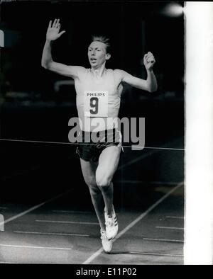 Maggio 05, 1979 - David Moorcroft vince la ringhiera miglio in 3 minuti 56,6 secondi; durante una notte di atletica leggera presso il Centro sportivo nazionale Crystal Palace David Moorcroft, il campione del Commonwealth. ha vinto la ringhiera di miglio che è stata eseguita per celebrare Sir Roger Bannister la prima sub-quattro minuti per miglio oltre venticinque anni fa a Oxford. Mostra fotografica di David Moorcroft Breasting visto il nastro per vincere il miglio in 3 min 56,6 sec al Crystal Palace la scorsa notte. Foto Stock