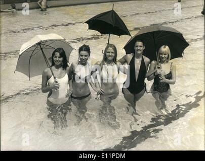 Giugno 06, 1979 - Alain Bernardin, il direttore della ''Crazy Horse Saloon" appena assunto 5 nuove bellezze per il suo celebre "tempio". Essi sono stati presentati alla piscina Deligny. Nella foto da sinistra a destra: Ruby Helvetia, Judy Palomar, Bonny Chaterton, Norma Picadilly e Volupta. Kin Foto Stock