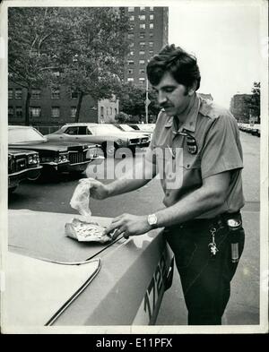 Agosto 08, 1979 - Un funzionario di polizia dal 28 Precinct in Harlem contiene fino a cattura di eroina che era nascosta in un magazzino abbandonato. Foto Stock