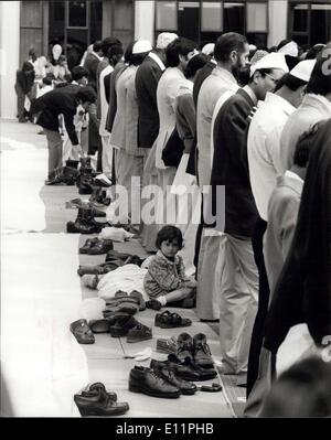 24 agosto 1979 - i musulmani festeggia la fine del Ramadan presso la Moschea centrale di Regents Park : a seguito della rapida di Ranadan molti musulmani si sono riuniti presso la Moschea centrale di Regent's Park per festeggiare. La foto mostra una bambina ai giovani per capire cosa su tutti i suoi siede tra i musulmani a pregare con loro mostra rimosso presso la moschea centrale di oggi. Foto Stock