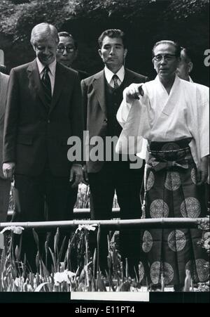 Giugno 06, 1979 - Presidente Carter e sua moglie salutare con il Corpo Diplomatico nel Palazzo Akasaka il primo giorno della loro visita di Stato in Giappone, mentre imperatore Hirohito (posteriore) e il Principe ereditario Akihito e Crown Princess Michiko (sinistra) a guardare. Foto Stock