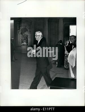 Giugno 06, 1979 - Venerdì, Giugno 8th. 1979, il Metropolitan Museum di New York City. New York's Junior Senatore, Daniel Patrick Moynihan, arrivando a una cena per West Il cancelliere tedesco Helmut Schmidt. La cena è stata ospitata dal Consiglio Americano in Germania e si è tenuto presso il Metropolitan Museum. Foto Stock