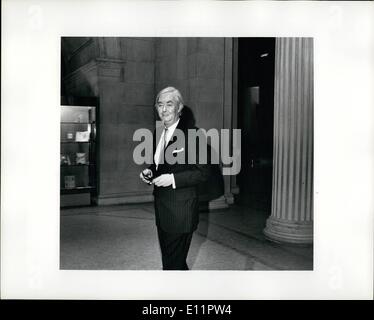 Giugno 06, 1979 - Il Metropolitan Museum di New York City: New York's Junior Senatore, Daniel Patrick Moynihan, arrivando a una cena per K West Il cancelliere tedesco Helmut Schmidt. La cena è stata ospitata dal Consiglio Americano in Germania e si è tenuto presso il Metropolitan Museum. Foto Stock