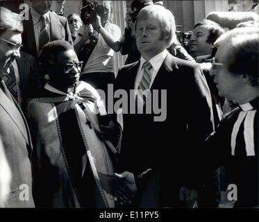 Sett. 09, 1979 - Il Vescovo Muzorewa predica a Wesley's cappella sul London City Road. Il Primo Ministro dello Zimbabwe Rhodesia, Vescovo Abel Muzorewa predicata ieri presso la casa del Metodismo Wesley's Cappella in London City Road. Era 200 anni fa che John Wesley predicato dallo stesso pulpito utilizzato dal Vescovo. La foto mostra: il Vescovo Abel Muzorewa offerte addio al ministro metodista dopo il servizio. Foto Stock