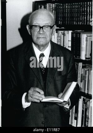 Il 12 Dic. 1979 - Presentazione della Nobel-Prize per la chimica per il Professor Georg Wittig: al 10 dicembre 1979, il vincitore del Nobel-Prize per la chimica, il prof. Georg Wittig (prof. Georg Wittig, immagine) riceve dalla mano del re di Svezia il premio alta. Il vecchio 82 anni è la farmacia pensionato professore presso l'Università di Heidelberg. Ha ottenuto il premio per le sue opere fondamentali nel campo della sintesi organica. Foto Stock