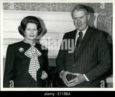 Il 12 Dic. 1979 - La signora Thatcher si incontra con il Segretario di Stato americano. La foto mostra il primo ministro sig.ra Margaret Thatcher con gli Stati Uniti di stato il Sig. Cyrus Vance al n. 10 Downing St., questa mattina (MON) dove si sono incontrati per colloqui. Foto Stock