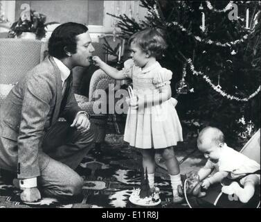 Il 12 Dic. 1979 - Crown Prince fino a Natale: il Principe Carl Philips prima di Natale. Egli sarà erede al trono fino alla fine dell'anno quando un cambiamento nella costituzione renderà la sua sorella maggiore, Principessa Victoria di età compresa tra 2 1/2 anno vecchio erede. La foto mostra la Principessa Victoria di età compresa tra 2 1/2, dà il suo padre Re Carl Gustof un dolce, mentre suo fratello il principe Carl Philip gioca con un giocattolo, durante la ravvivatura l albero di Natale presso il castello di Stenhammar. Foto Stock