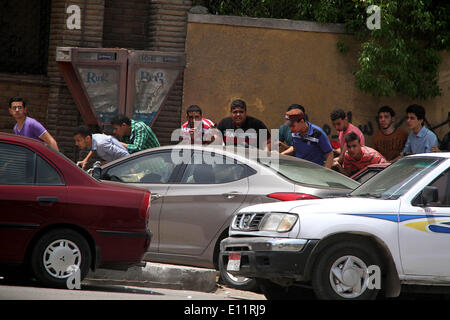 Il Cairo, Egitto. 21 Maggio, 2014. Poliziotti egiziani scontro con gli studenti alla Al-Azhar University in Cairo, Egitto, 21 maggio 2014. Credito: Ahmed Omar/Xinhua/Alamy Live News Foto Stock