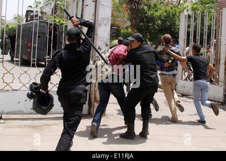 Il Cairo, Egitto. 21 Maggio, 2014. Poliziotti egiziani scontro con gli studenti alla Al-Azhar University in Cairo, Egitto, 21 maggio 2014. Credito: Ahmed Omar/Xinhua/Alamy Live News Foto Stock