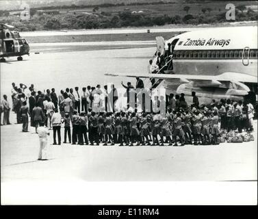 Gen 01, 1980 - Joshua Nkomo arriva di nuovo a Salisbury: Joshua Nkomo tornati indietro a Salisbury, in Rhodesia, dopo anni di esilio a prendere parte alle elezioni che avranno luogo entro i prossimi due mesi. La foto mostra alcune delle Nkomo donne combattenti visto lasciare un aeromobile a Salisbury aeroporto dopo un volo dalla Zambia. Foto Stock