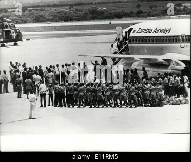 Gen 01, 1980 - Josua Nkomo arriva di nuovo a Salisbury: Joshua Nkomo rientrati in Salisbury Rhodesia dopo anni di esilio a prendere parte alle elezioni che avranno luogo entro i prossimi due mesi. La foto mostra alcune delle Nkomo donne combattenti visto lasciare un aeromobile a Salisbury aeroporto dopo un volo dalla Zambia. Foto Stock