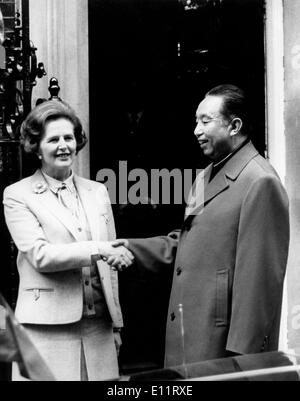 Il Primo Ministro Margaret Thatcher con Huang Hua Foto Stock