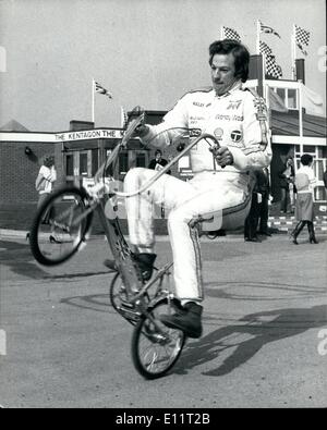 02 febbraio 1980 - il pilota Stunt Mark:MARK THATCHER ha iniziato la sua carriera automobilistica con un po' di acrobazia in moto, questo dopo il primo ministro Championship a Brands Hatch il mese prossimo. Per il resto della stagione gareggerà negli speciali eventi di Formula Talbot monoposto. Le foto mostrano Mark Thatcher visto ieri durante il giro in bicicletta acrobatico a Brands Hatch nel Kent. Foto Stock