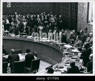 Nov. 11, 1979 - Del Consiglio di Sicurezza delle Nazioni Unite di New York: U.N.Il Consiglio di Sicurezza ha lanciato un appello per la liberazione e la protezione degli STATI UNITI Il personale detenuti in Iran .La foto mostra il gen. Sec. Gen. Kurt Waldheim rivolgendosi al Consiglio. Foto Stock