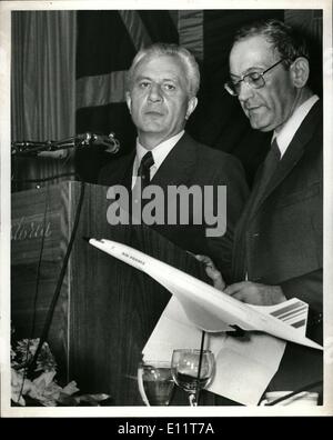 Nov. 11, 1979 - Waldrof Astoria Hotel new york, segretario di stato francese indirizzamento di trasporto di new york accoglie business Concorde pranzo ospitato dal new york Board of Trade. destra (occhiali vortice) francese direttore generale di attrito civile. Foto Stock