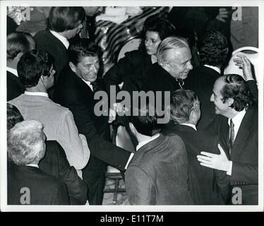 Nov. 11, 1979 - New York Hilton Hotel di New York City: ex governatore della California Ronald Reagan è entrato nel 1980 corsa presidenziale di oggi con un discorso a New York. La foto mostra il Gov. Regan Shacking mani con i sostenitori che hanno pagato 00.00 una piastra per essere presente presso l'annuncio. Foto Stock