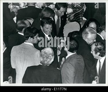 Nov. 11, 1979 - New York Hilton Hotel di New York City: ex governatore della California Ronald Reagan è entrato nel 1980 corsa presidenziale di oggi con un discorso a New York. La foto mostra il Gov. Regan stringono le mani con i sostenitori che hanno pagato 00.00 una piastra per essere presente presso l'annuncio. Foto Stock