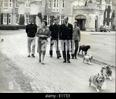 Nov. 20, 1979 - La famiglia reale di Balmoral: queste foto informale della famiglia reale rilassante nei giardini di Balmoral sono i più recenti adottate. La regina è visto godendo della compagnia di altri membri della famiglia reale e con la sua corgi cani. La foto mostra: della Regina e del Duca di Edimburgo a fare una passeggiata al di fuori Bamoral, accompagnato dal Principe di Galles il principe Andréj e Prince Edward. Foto Stock