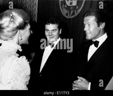 Attore Roger Moore chat con Katharine, duchessa di Kent Foto Stock