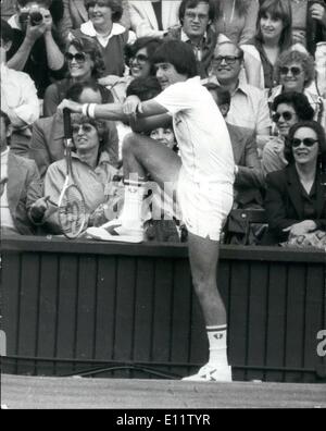 Lug. 07, 1980 - McEnroe soffia il suo tOP ''Superbrat'' John McEnroe era fino ai suoi vecchi trucchi durante il suo semi-finale match contro Jimmer Conners sul Centre Court a Wimbledon oggi, quando è entrato in polemica con l'arbitro oltre un punto controverso. McEnroe ha vinto la partita. Foto Stock