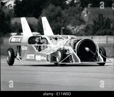 Lug. 07, 1980 - Spinta 11 mostra i suoi ritmi British sfida: 11 di spinta, mostra i suoi passi a un appositamente misurare il percorso su una pista a Gosport base navale nel Hampshire. Il 27ft auto con un motore da un fulmine di aerei da combattimento, è stato progettato da Giovanni Ackroyd al numero di battere il record di velocità su terra di 622.407 mph, tenutasi al momento da americano Gary Gabelich. Autista Richard Noble ha preso in consegna la vettura a 120 mph e dal prossimo anno egli spera di battere il record mondiale. Foto Stock