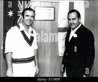 Agosto 08, 1980 - Nuova biblioteca aperta al ovale da Colin Cowdrey e Bobby Simpson: Cricketing suo era fermamente stabilito oggi quando un nuovo centenario Biblioteca fu aperta al ovale. Sotto un unico tetto sono alloggiati tutti i record e scorebooks del Surrey County Cricket Club. Il Centenario biblioteca - che segna il centenario anno di prova del Surrey C.C. Club, è stato aperto da Colin Cowdrey e Bobby Simpson, sono che hanno preso parte alla vecchia Inghilterra contro la vecchia Australia corrispondono a terra. Mostra fotografica di Colin Cowdrey e Bobby Simspon svelando la placca al ovale di oggi. Foto Stock