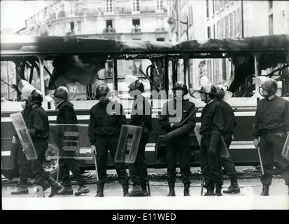 Maggio 05, 1980 - Scontri per le strade di Parigi: Studente rivoltosi in onda le loro rimostranze da violenti scontri con le forze di polizia nel quartiere universitario di Parigi. Hanno bruciato auto e autobus e stanche della polizia che a sua volta caricata in gli studenti con i loro manganelli, i punteggi su entrambi i lati sono stati feriti. La foto mostra uno dei tanti in esecuzione di scontri tra polizia e studenti per le strade di Parigi di recente. Foto Stock