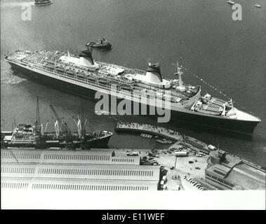 05 maggio 1980 - LA CAMICIA Norvegia arriva a Southampton.: Il rivestimento in Norvegia, 69.000 tonnellate, il mondo la più grande nave passeggeri, navigato in Southampton da Oslo ieri in preparazione per la sua Maiden Voyage transatlantico poiché viene convertito dal rivestimento in Francia a una costa di ?45 milioni. A causa della vasta anomalie nel lavoro svolto in un cantiere di Bremerhaven, alcuni prenotazione del passeggero, per la esecuzione di New York sono stati annullati. La nave sarà basato in Miami e inizierà una nuova vita come una nave da crociera intorno ai Caraibi. Mostra fotografica di S.S. In Norvegia la vela in Southampton da Oslo ieri. Foto Stock