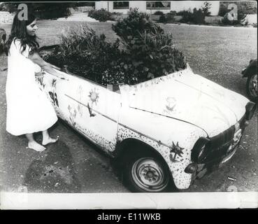 Sett. 09, 1980 - Giardino su ruote: un unico di riciclo è quello di essere il piccolo West villaggio tedesco di Hemmingstedt. Invece di rottamazione di una vecchia auto piatta che era al di là di riparare il garage locale lo ha trasformato in un fiore-letto. Una bella idea intelligente effettivamente. La foto mostra il ''mobile'' aiuola. Foto Stock