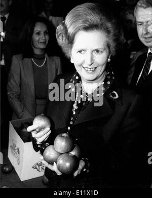 Il Primo Ministro Margaret Thatcher holding mele Foto Stock