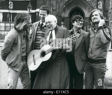 Febbraio 02, 1981 - Primo concerto rock a Westminster Abbey : Fotografia al di fuori di Westminster Abbey a L-R. John Williams, Tristan Fry. Herbic fiori e Kevin Peek-membri del cielo e il Rev.mo Il Dott. Edward Carpenter, il Decano di Westminister con una chitarra Foto Stock