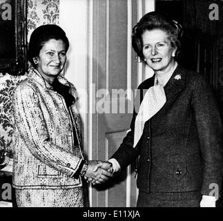 Il Primo Ministro Margaret Thatcher con Simone Veil Foto Stock