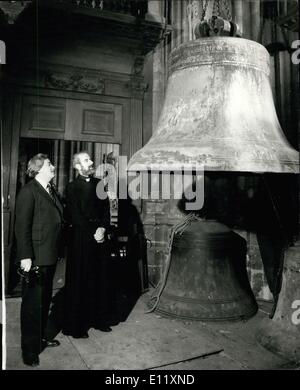 Febbraio 05, 1981 - La Cattedrale di Canterbury?s più grande campana grande ?Dunstan? Per ottenere una pulizia ? Grande Dunstan, Cattedrale di Canterbury?s più grande campana, pesa 3? Tonnellate, scendendo dalla torre di Oxford ieri. Guardati dal Rev.mo Victor de Muro, il decano e il sig. Brian Le Mar, cancelliere di opere. La campana è stata abbassata come parte di un ?86.000 programma di restauro che darà la cattedrale l'anello più raffinati di campane nella sua storia. AM/Keystone Foto Stock