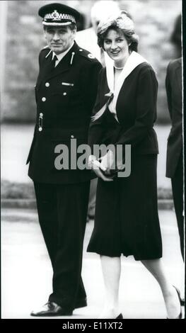 Mar 03, 1981 - Il principe Charles e Lady Diana visita il Cloucestershire Constabulary Sede: oggi il principe Charles e Lady Diana Spencer ha pagato una visita alla sede del Gloucestershire Constabulary a Cheltenham. Mostra fotografica di Lady Diana indossando un marinaio vestito stile è scortato nel H.Q. del Gloucestershire Constabulary, chi custodirà il royal home a Doughton, dopo il loro matrimonio. Foto Stock