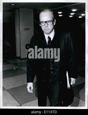 Mar 03, 1981 - Il nuovo Ambasciatore degli Stati Uniti alla conferenza delle Nazioni Unite sul diritto del mare, James Malone è intervenuto oggi alla riunione. La foto mostra Mixter Malone lasciando la Conferenza dopo aver parlato per gli Stati Uniti. Foto Stock