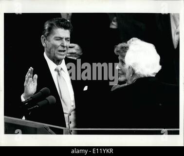 Gen 01, 1981 - Ronald Reagan diventa quarantesimo Presidente Washington, D.C. 1/20/81... Ronald W. Reagan con la mano alzata, prende il giuramento di ufficio come il quarantesimo Presidente degli Stati Uniti come sua moglie Nancy si affaccia su... Chief Justice WArren Burger amministrato il giuramento. Foto Stock