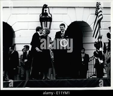 Gen 01, 1981 - First Lady diventa un bacio prima Signora Nancy Reagan si ottiene un bacio da ostaggio Bruce Laingen alla Casa Bianca cerimonia. Foto Stock