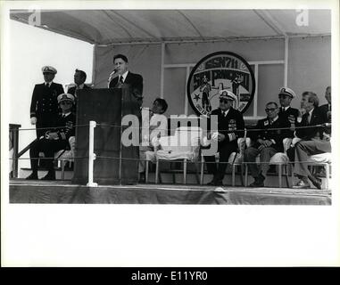 Apr. 04, 1981 - 24 Aprile Ã¢â'¬Ëoe81 Naval Air Station Norfolk, Virginia. Il Segretario della Difesa Casper W. Weinberger parla al momento della messa in funzione della centrale nucleare-powered attack submarine USS San Francisco (SSN-711). Dietro Weinberger sono altri ospiti illustri tra cui il segretario della Marina Militare, John F. Lehman, Jr. Foto Stock