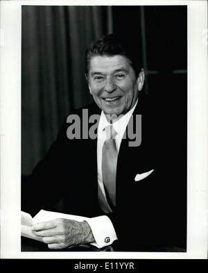 Gen 20, 1981 - Presidente Ronald W. Reagan poste dietro la sua scrivania per il suo primo quadro nell'Ufficio Ovale della Casa Bianca. Uno dei primi atti venne alla luce il National albero di Natale che è stato mantenuto scuri a causa della situazione con ostaggi. Th ostaggio situazione si è conclusa oggi quando Iran rilasciato il 52 persone. Foto Stock