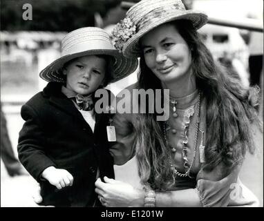 Lug. 07, 1981 - Henley Royal Regatta: Mostra fotografica di 2-anno-vecchio Charles Esterhazy con sua madre la contessa Ilona Sporting Henley naviganti nel giorno di apertura del Henley Regatta. Foto Stock